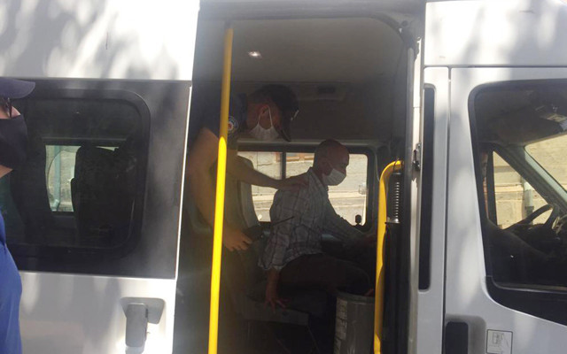 Aksaray'da gideceği yönü şaşıran görme engelliye polis yardım etti - Resim: 0