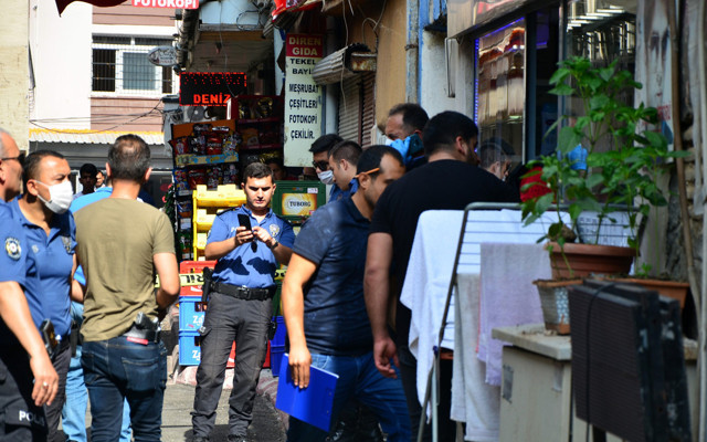 Adana'da akıl sır ermiyor! Tıraş olduğu kalfayı ağır yaraladı - Resim: 1