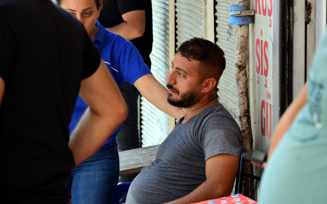 Adana'da akıl sır ermiyor! Tıraş olduğu kalfayı ağır yaraladı - Resim: 0