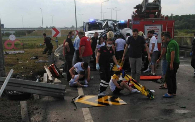 Samsun'da saniyelere karşı mücadele araç bariyere çarpıp hurdaya döndü - Resim: 0