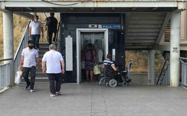 Metrobüs durağında engelliye asansör ayıbı - Resim: 0