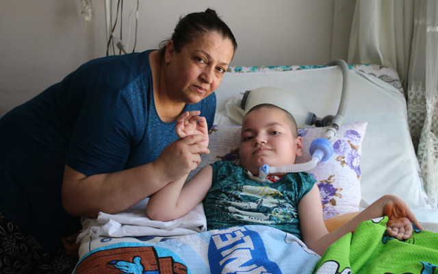 Denizli'de engelli çocuğuyla yaşam mücadelesi veren anne yardım bekliyor - Resim: 0