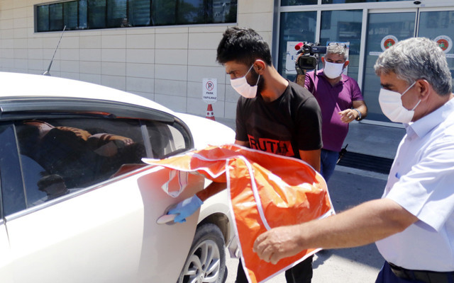 Antalya'da babanın en ağır yükü kızını böyle kucakladı - Resim: 0