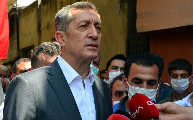 Milli Eğitim Bakanı Ziya Selçuk'tan okuldaki patlamada ölen öğretmenin ailesine taziye - Resim: 0
