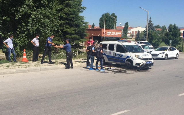 Eskişehir'de görevden dönen polis memurları kaza yaptı: 1’i ağır 2 yaralı - Resim: 1