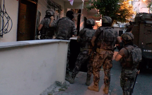 İstanbul'da 400 polisle zehir tacirlerine eş zamanlı operasyon - Resim: 0