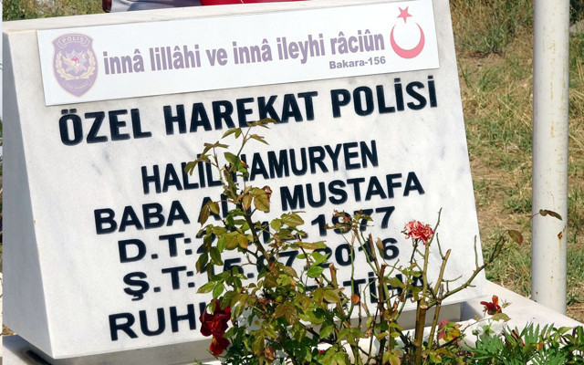 15 Temmuz'da cuntacıların bombaladığı Özel harekat binasında şehit olan polis mezarında anıldı - Resim: 0