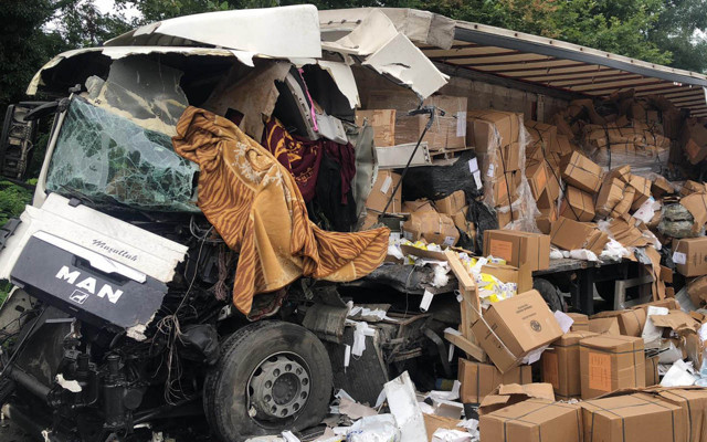 Kocaeli'de TIR faciası: 1 ölü 1 ağır yaralı - Resim: 1