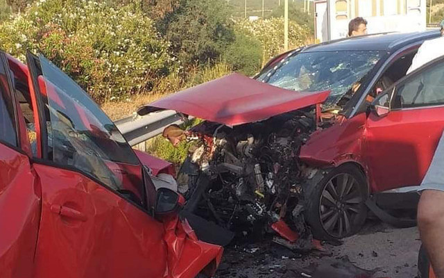 İzmir'de korkunç kaza: Otomobil havada asılı kaldı - Resim: 0