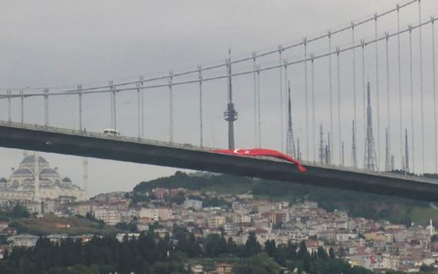 15 Temmuz Şehitler Köprüsü'ne dev Türk bayrakları asıldı - Resim: 1