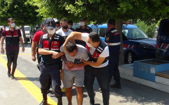 Antalya'da oğlu tutuklanınca sorumlu tuttuğu kadına saldırdı - Resim: 0