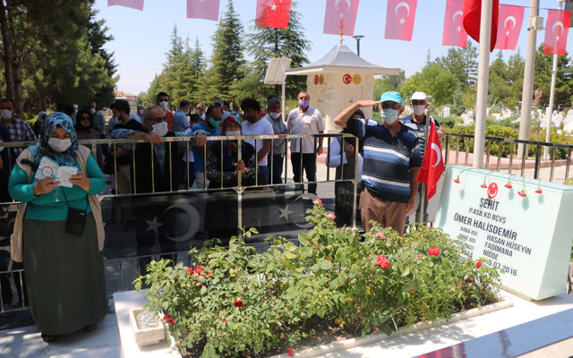 15 Temmuz kahramanı şehit Halisdemir'in kabrinde dualar okundu - Resim: 0