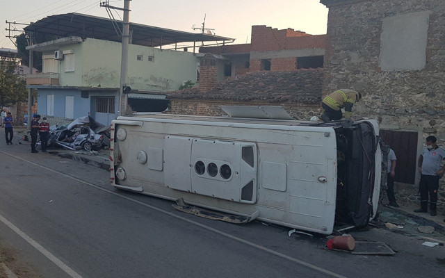 İzmir'de işçi minibüsü ile otomobil çarpıştı - Resim: 0