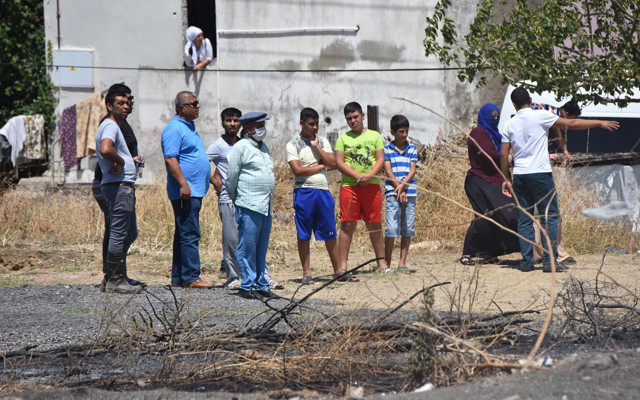 İzmir'de alevlere karşı mücadele! Millet aya çıkıyor bizim mahalle hala.. - Resim: 1