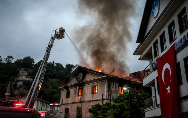 Bursa'da tarihi bina alevlere teslim oldu - Resim: 0