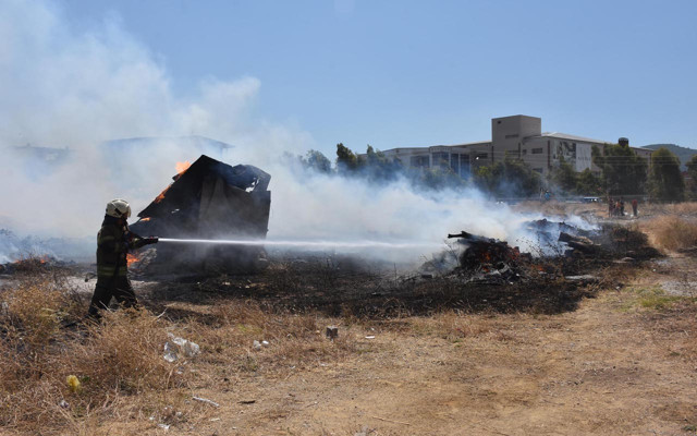 İzmir'de alevlere karşı mücadele! Millet aya çıkıyor bizim mahalle hala.. - Resim: 0