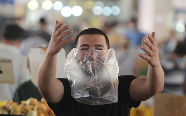 Antalya'da maskesiz pazarcı görüntülendiğini anlayınca poşete sarıldı - Resim: 0