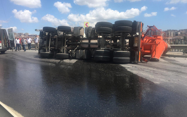 Küçükçekmece'de beton mikseri devrildi - Resim: 0