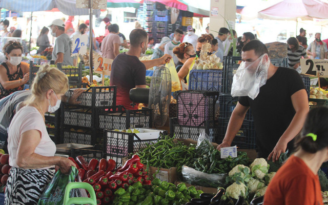 Antalya'da maskesiz pazarcı görüntülendiğini anlayınca poşete sarıldı - Resim: 1