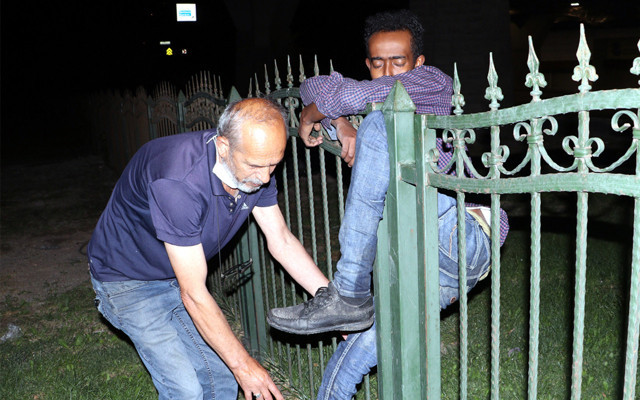 Ankara'da karşıya geçmek isterken parmaklıklara sıkıştı - Resim: 0