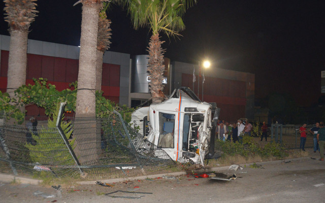 Adana'da yolcu otobüsü dehşet saçtı - Resim: 1
