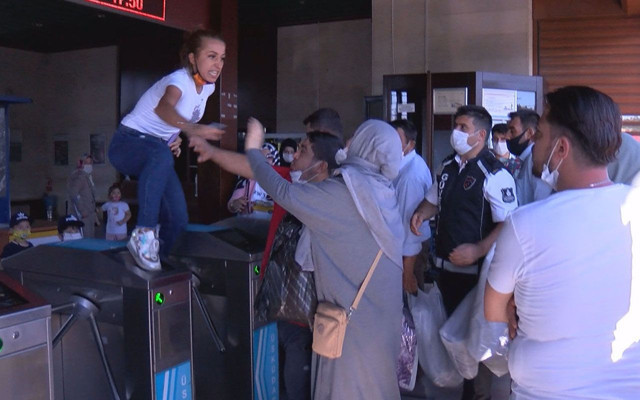 Eminönü İskelesi'ndeki uçan tekmeci kadına kötü haber! Soruşturma başlatıldı - Resim: 0