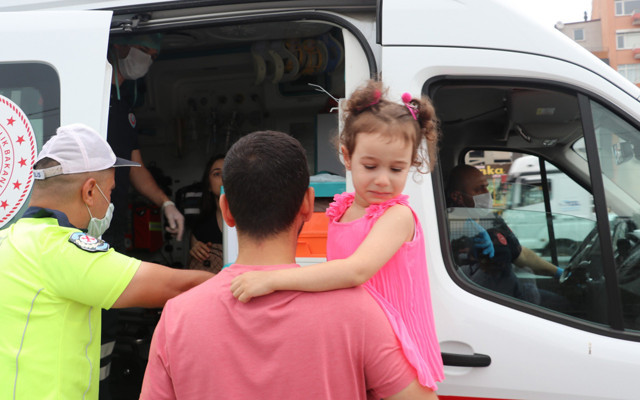 Kocaeli'de korkuyla ağladı ailesi bariyere saplanan araçta sıkıştı - Resim: 0
