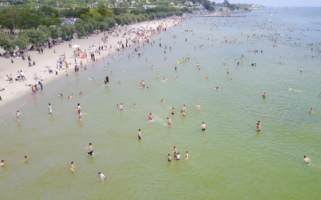 Menekşe plajı ezber bozmadı deniz meraklısı çok sosyal mesafe yok - Resim: 0