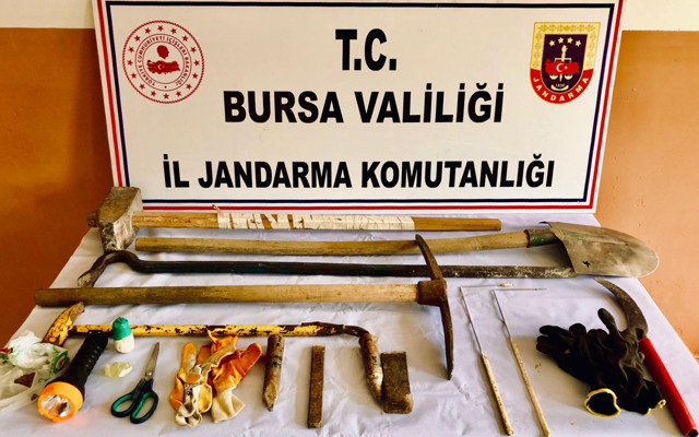 Bursa'da kazma kürek işe koyulan definecilere suçüstü - Resim: 0