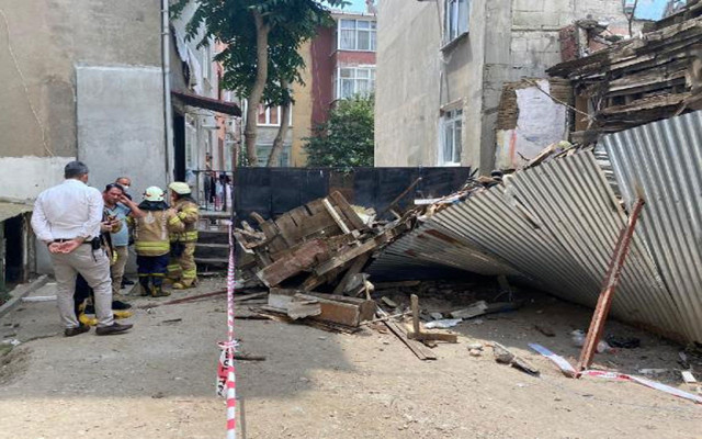 Üsküdar'da 2 katlı ahşap binada çökme - Resim: 0