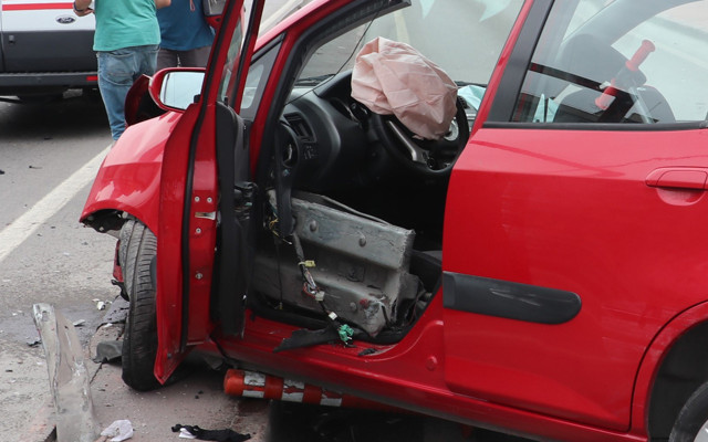 Kocaeli'de korkuyla ağladı ailesi bariyere saplanan araçta sıkıştı - Resim: 1