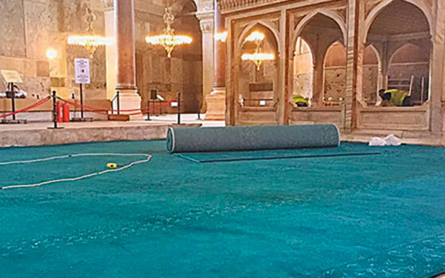 Ayasofya'ya serilen halılarda dikkat çeken özellik! Tüyleri kıbleye doğru yatırılmış - Resim: 0