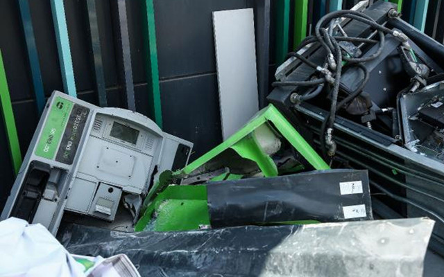 Gaziosmanpaşa'da yolcu otobüsü benzinliğe daldı - Resim: 0