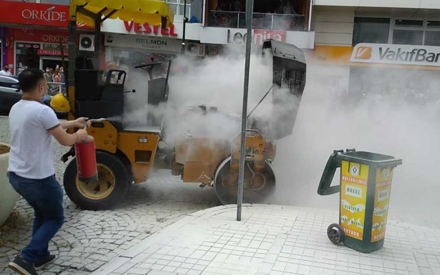 Rize'de iş makinesi alev aldı operatör sürücülere isyan etti - Resim: 1