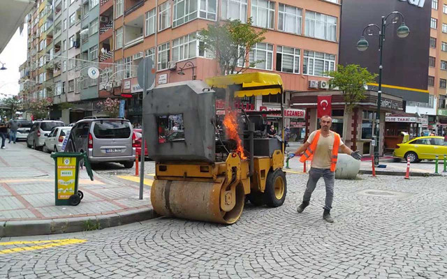 Rize'de iş makinesi alev aldı operatör sürücülere isyan etti - Resim: 0