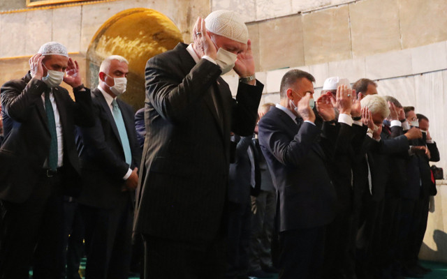 Ayasofya 86 yıl sonra ibadete açıldı! İlk cuma eşsiz oldu Erdoğan dua okudu - Resim: 0
