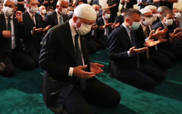 Erdoğan, Fatih'in türbesini ziyaret etti! '350 bin kişi cuma namazına iştirak etti' - Resim: 0