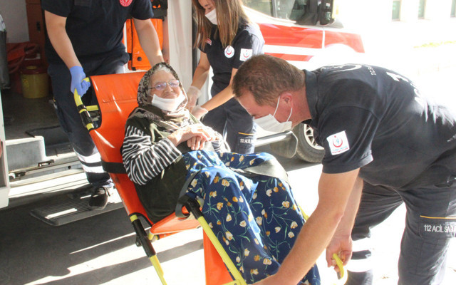 Karaman'ı ayağa kaldıran yaşlı kadından iyi haber! Jandarma personeli böyle taşıdı - Resim: 0