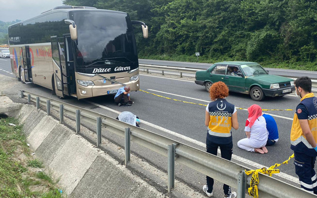 Düzce'de şifalı sudan dolduran kadına otoyolda otobüs çarptı - Resim: 0