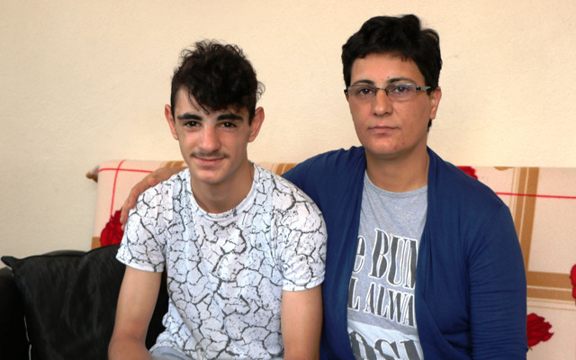 Sakarya'da 17 yaşındaki gence güneş dokunuyor! Hastalığı yüzünden okulunu bıraktı - Resim: 0