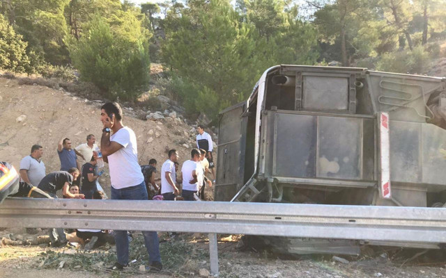 Mersin Mut'ta askerleri taşıyan otobüs devrildi: 4 asker şehit oldu, 27 yaralı var - Resim: 0