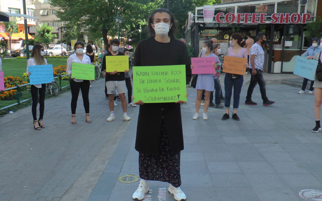 Eskişehir'de kadın gibi giyinip şiddete tepki gösterdi - Resim: 0