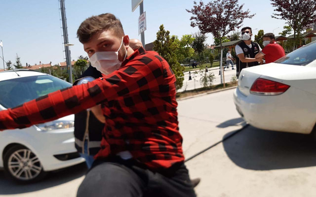 Afyonkarahisar'da yakalanan kalpazanlar gazeteciye uçan tekme attı - Resim: 0