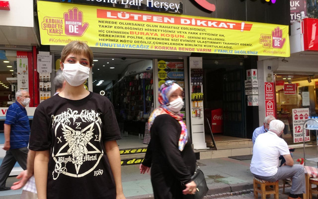 İzmit'te iş yerine asılan pankart dikkat çekti: Çürüklerden birlikte kurtulacağız... - Resim: 0