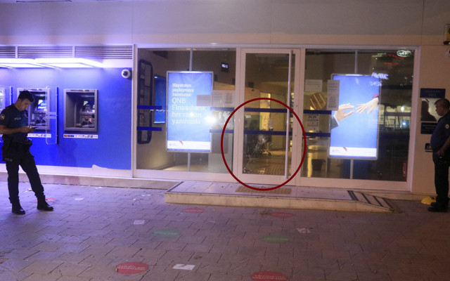 Adana'da ATM kartını yutunca yaptığına bak - Resim: 0