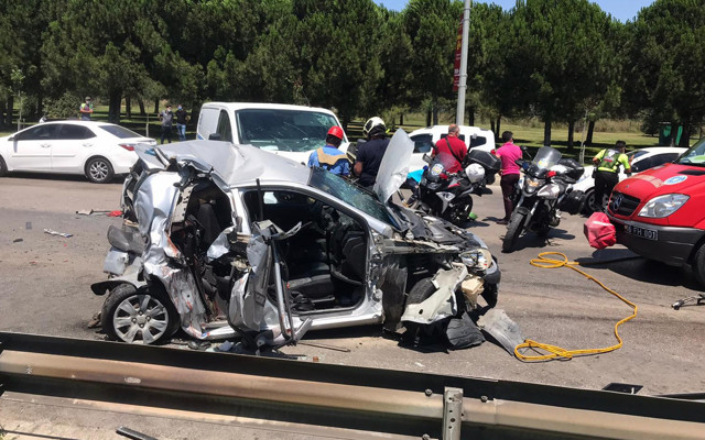 Bursa'da bayram trafiğinde acı bilanço otomobil tanınamaz hale geldi - Resim: 0