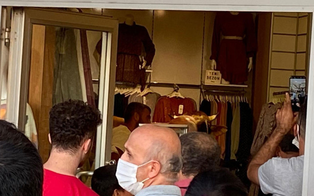 Bursa'da kaçan boğa giyim mağazasını birbirine kattı - Resim: 0