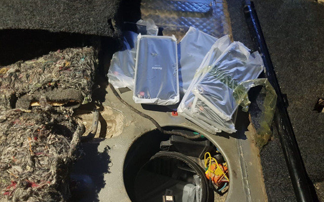 Adana'da kaçak telefonları gizledikleri yere bak! - Resim: 0