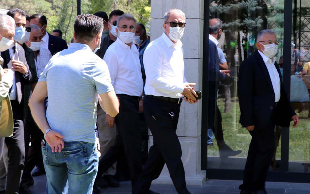 Milli Savunma Bakanı Hulusi Akar'dan anne baba kabrine ziyaret - Resim: 0