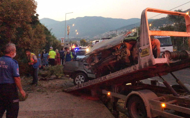 Bursa'da otomobil ortadan ikiye bölündü içindekiler savruldu - Resim: 1